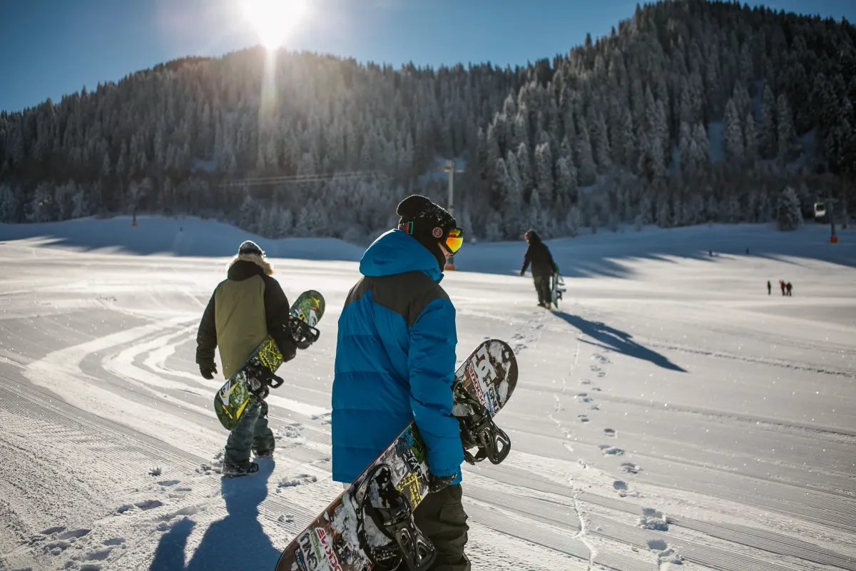 Kurtka narciarska a snowboardowa